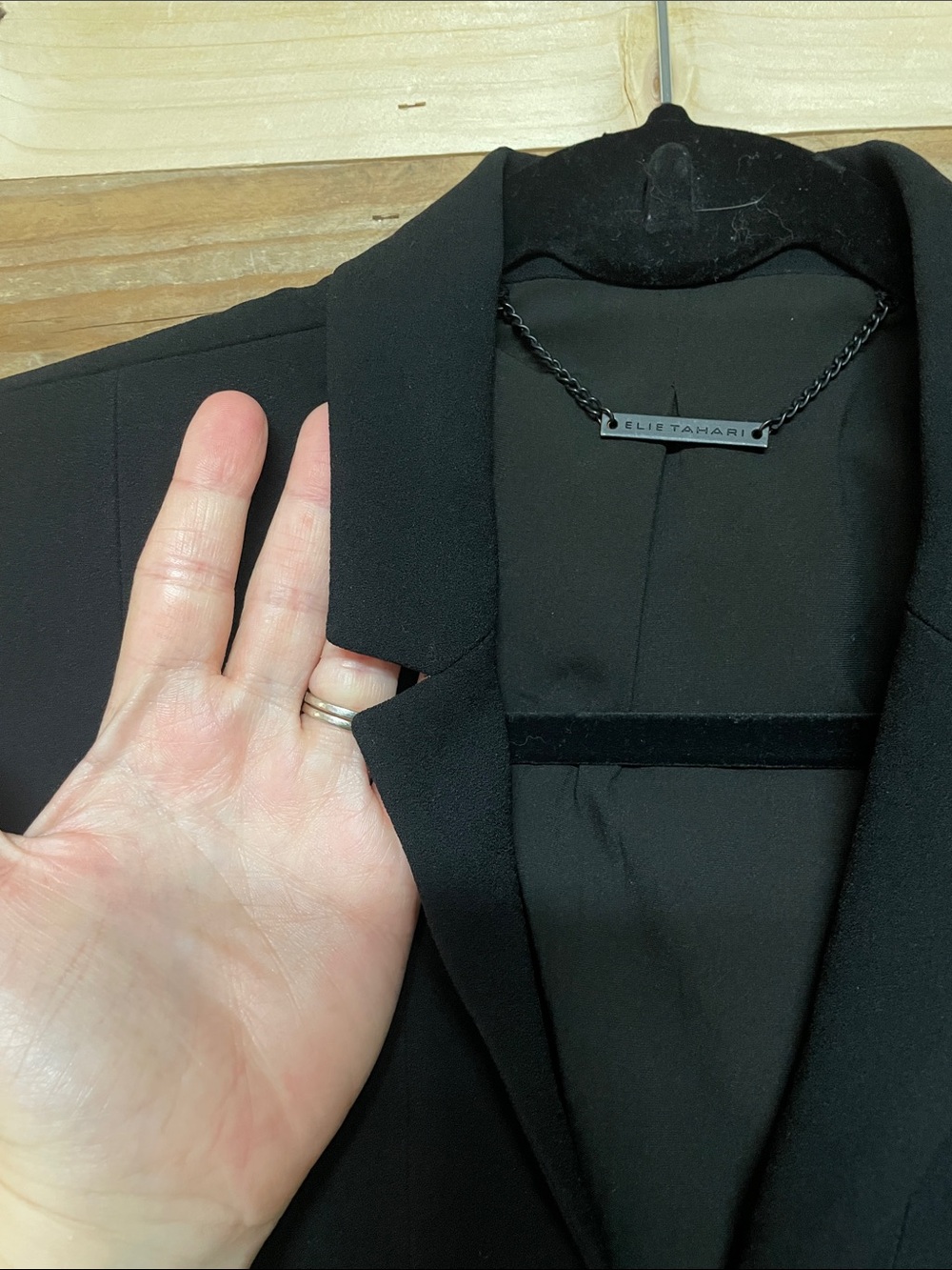 Elie Tahari size 10 black one button closure blazer with pockets - Picture 10 of 10